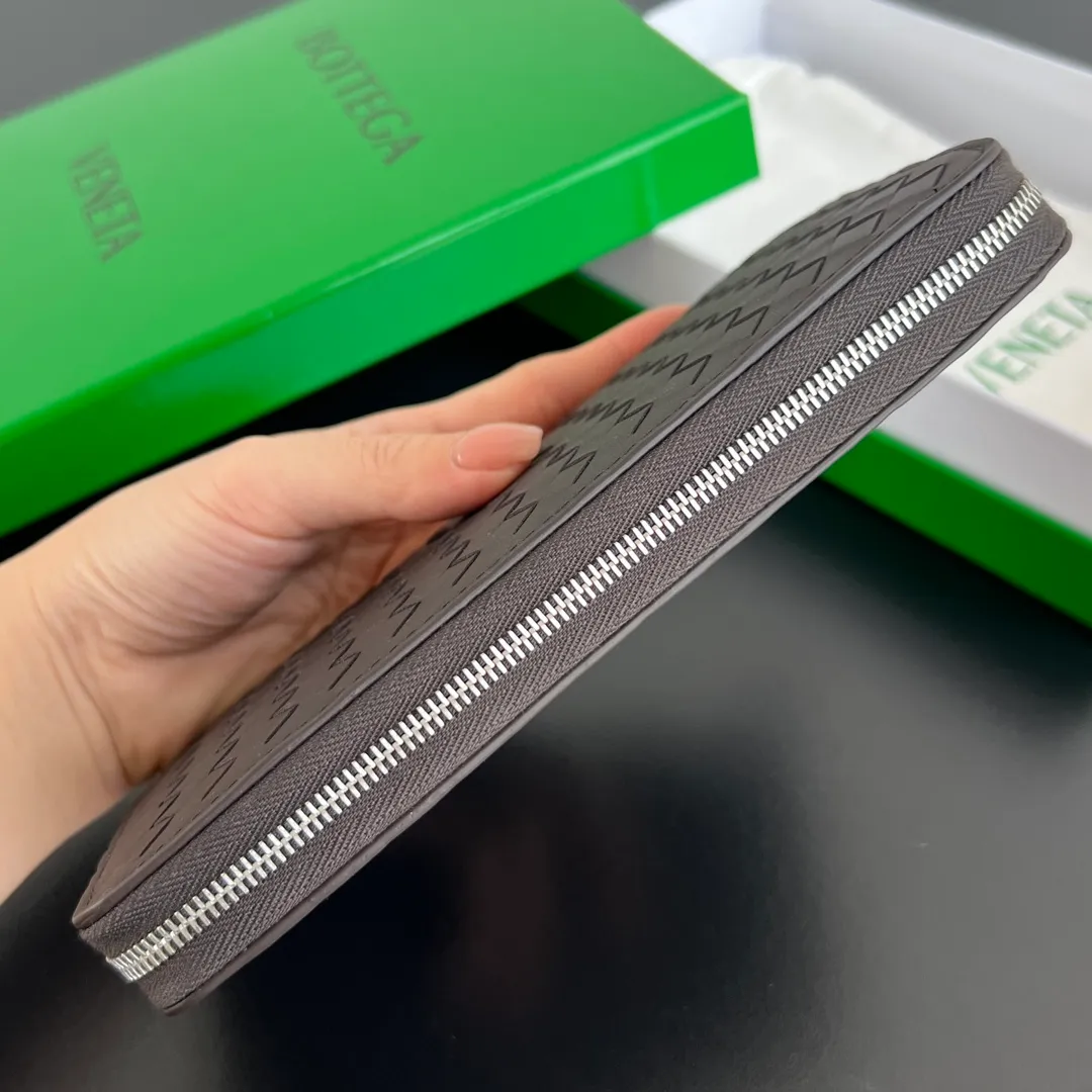 #Bv New Fine Woven Wallet 814680 The beloved small braid is back🎈Made of cowhide braid, soft, comfortable and textured. The detailed internal partition design and high-quality lining material ensure the durability and orderliness of the wallet. It can store cash/cards and other small items. It is very practical. It is enough to take it with you when you go out. This wallet is definitely your best choice. Size: 19x10x2 P1000